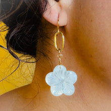 Load image into Gallery viewer, Mother of Pearl Flower Earrings