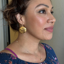 Load image into Gallery viewer, Golden Sand dollar Earrings