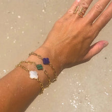 Load image into Gallery viewer, Clover & Golden Link Chain Bracelet