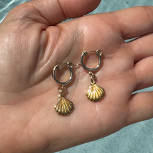 Load image into Gallery viewer, Tiny Scallop Hoop Earrings