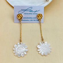 Load image into Gallery viewer, Daisy Days Dangling Flower Earrings