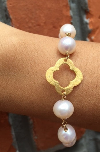 .Large Pearls Bracelet w/ 4-leaf Clover charm & clasp