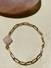 Load image into Gallery viewer, Clover &amp; Golden Link Chain Bracelet
