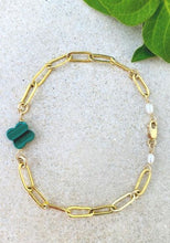 Load image into Gallery viewer, Clover & Golden Link Chain Bracelet