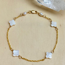 Load image into Gallery viewer, Clovers for your wrist Bracelet