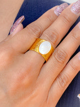 Load image into Gallery viewer, Mother of Pearl Gemstone Ring