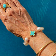 Load image into Gallery viewer, Pearl and Turquoise Clover toggle Bracelet