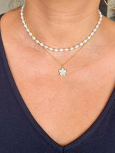 Load image into Gallery viewer, Pretty Lady Golden White Pearl Choker/Necklace