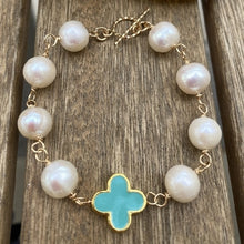 Load image into Gallery viewer, Pearl and Turquoise Clover toggle Bracelet
