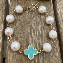 Load image into Gallery viewer, Pearl and Turquoise Clover toggle Bracelet