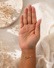 Load image into Gallery viewer, Finger-to-Hand Pearls Bracelet
