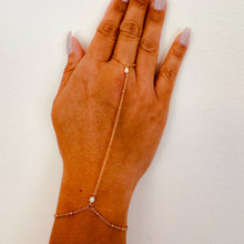 Load image into Gallery viewer, Hand-to-finger Pearls Bracelet
