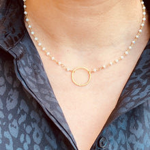 Load image into Gallery viewer, Circle &amp; Pearl Rosary chain Choker
