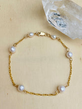 Load image into Gallery viewer, Pretty n&#39; Pearls Bracelet
