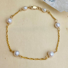 Load image into Gallery viewer, Pretty n&#39; Pearls Bracelet
