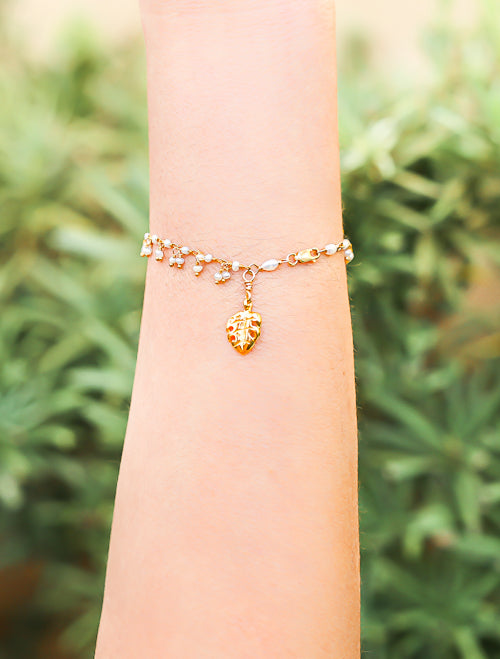 Tiny Pearls Bracelet w/Leaf charm