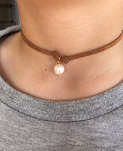 Load image into Gallery viewer, .Wrap-around Natural suede Pearl Choker
