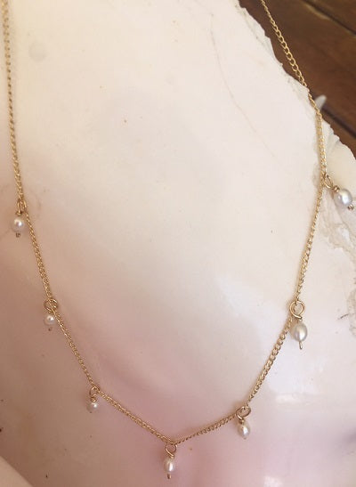 Tiny Pearls Necklace
