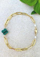 Load image into Gallery viewer, Clover &amp; Golden Link Chain Bracelet
