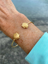 Load image into Gallery viewer, .Double scalloped Shells cuff Bracelet
