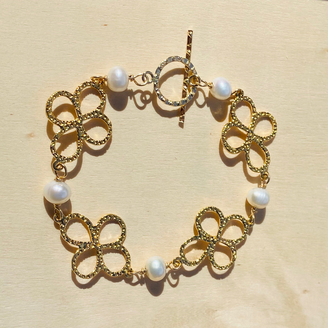 Blooming Clovers and Pearls Toggle bracelet